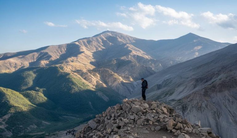 Randonnées culturelles au cœur du Caucase : entre traditions millénaires et panoramas grandioses